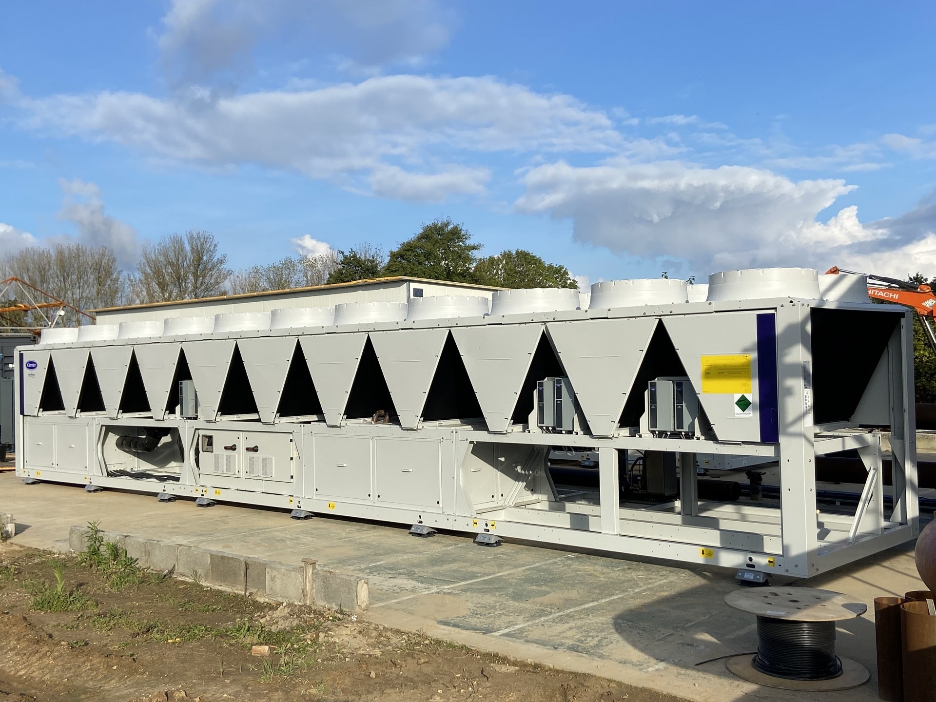 Heating and cooling system in greenhouses